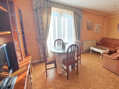 Alquiler de piso en calle Segovia de 4 habitaciones con muebles y balcón