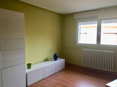 Alquiler de piso en Centro - Teruel de 2 habitaciones con muebles y calefacción