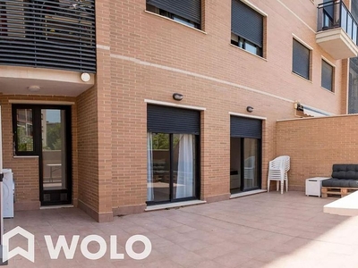 Alquiler de piso en Este de 2 habitaciones con terraza y piscina