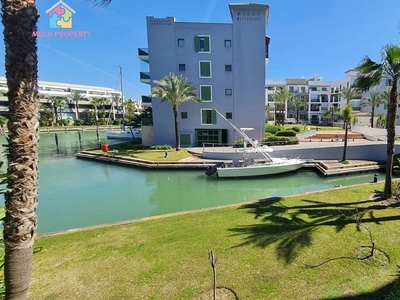Piso en alquiler en Puerto de Sotogrande-La Marina de 2 habitaciones con terraza y piscina
