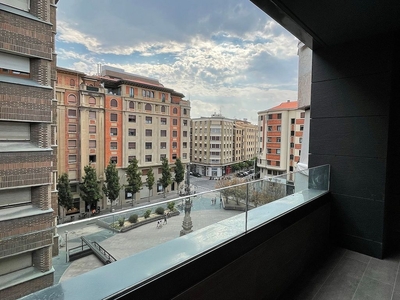 Piso en venta en calle Alhóndiga de 3 habitaciones con terraza y garaje