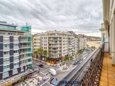 Piso en venta en Centro - San Sebastián-Donostia de 5 habitaciones con balcón y calefacción