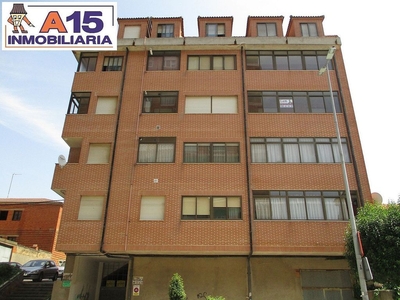 Venta de piso en avenida Maragatos Benavente de 4 habitaciones con terraza y garaje