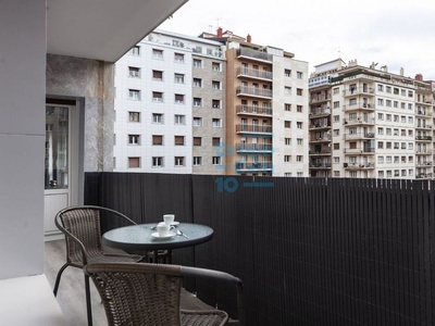Venta de piso en calle Madrid Etorbidea de 3 habitaciones con terraza y balcón