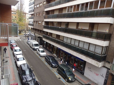 Venta de piso en Centro - Palencia de 3 habitaciones con balcón y calefacción