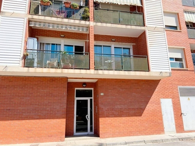 Venta Piso Tortosa. Piso de tres habitaciones en Carrer de Montseny. A reformar segunda planta con balcón