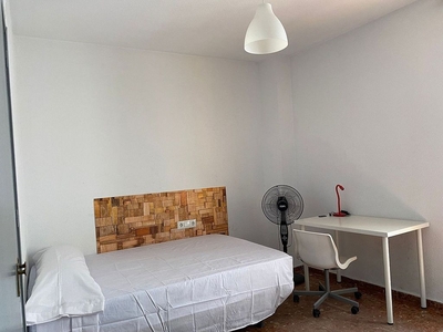 Alquiler de piso en pasaje Saravia de 5 habitaciones con terraza y muebles