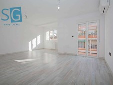 Venta Piso Granada. Piso de tres habitaciones Muy buen estado séptima planta con terraza calefacción individual