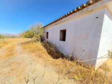 Casa con terreno en Almogía
