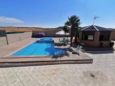 Venta de casa con piscina en Torrejón del Rey