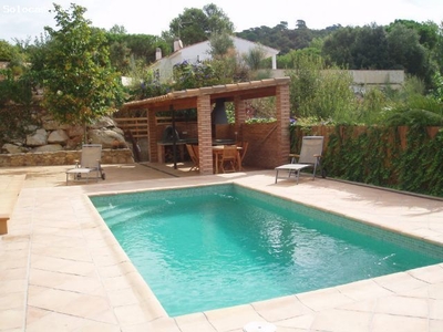 Casa con un gran jardín y piscina, planta baja en parcel.la plana en la Urbanización Roca de Malvet.