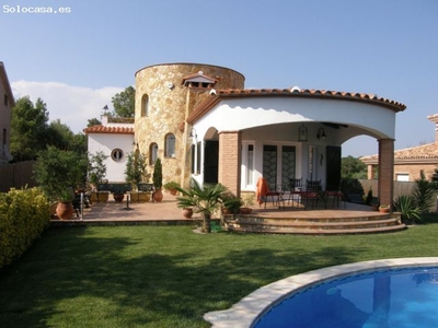 Casa de diseño mediterráneo con vistas orientada al sur.