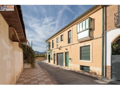 Venta de casa en Otura (Granada) de 254 m2, con patio y terraza.