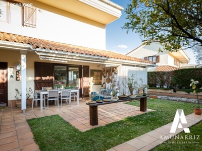 Villa adosada de esquina con terrazas y vistas de ensueño en Hondarribia