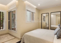 Apartamento con 3 habitaciones amueblado con parking y aire acondicionado en Estepona