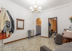 Casa se vende casa 165 m2 4 habit., un baño, 2 salones y 2 cocinas, con patio y solarium en Sevilla