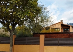 Chalet con 4 habitaciones con parking, piscina, calefacción, aire acondicionado y vistas a la montaña en Collbató