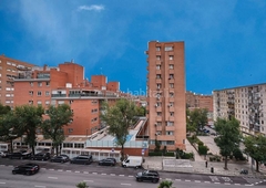 Piso reformado de 5 habitaciones y 3 baños con garaje y trastero en retiro en Madrid