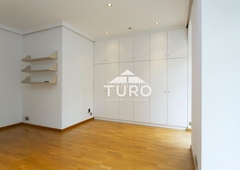 Piso en venta , con 116 m2, 3 habitaciones y 2 baños y ascensor. en Barcelona