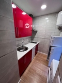 Piso hermosa planta baja ubicada en la zona Canillas. la vivienda cuenta con un salón comedor con aire acondicionado con bomba frío calor, una cocina amueblada y equipada con salida a un patio interior de 8 m2, una habitación doble y un baño completo con plato en Madrid