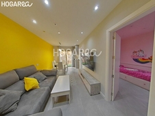 Piso ubicado de 80m2 distribuido en salón comedor, cocina, 3 habitaciones, baño y balcón. totalmente reformado con aire acondicionado y calefacción. en Sant Feliu de Llobregat
