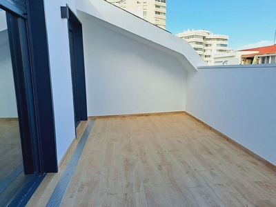 Alquiler de ático en calle Pi y Margall con terraza y muebles