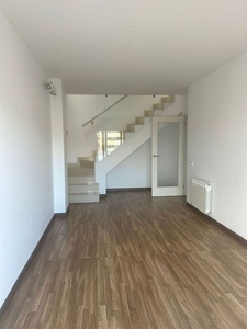 Alquiler de dúplex en Eixample Sud – Migdia de 3 habitaciones con garaje y balcón
