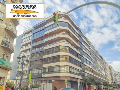 Alquiler de piso en avenida Camelias de 3 habitaciones con terraza y garaje