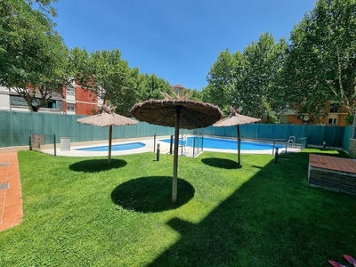 Venta de piso en Santa Rosa - Valdeolleros de 4 habitaciones con terraza y piscina