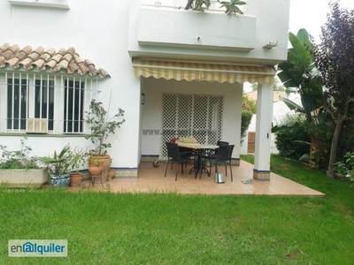 Alquiler de Villa 3 dormitorios, 2 baños, 1 garajes, Buen estado, en Estepona, Malaga