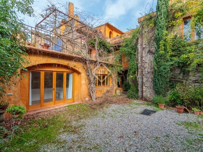Casa rural de 465m² con 122m² de jardín en venta en Baix Empordà