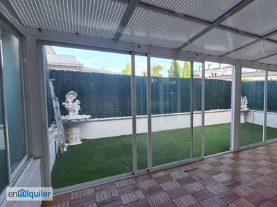 Chalé adosado con 6 habitaciones, 5 baños y 1 aseo, 360 m2, jardín con porche y garaje privado en Campo de las Naciones