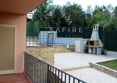 Chalet en venta chalet de 4 habitaciones al lado en parcela de 900 m2 con piscina, jardines y un huerto trasero de 65m2. 3 plazas de parking, gimnasio y acabados nuevos de gran calidad. en Girona