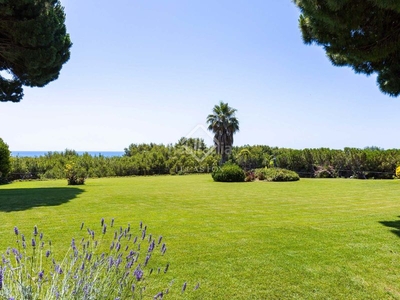 Chalet villa de 9 dormitorios con 3.500 m² de jardín e impresionantes vistas al mar en venta en Sant Andreu de Llavaneres
