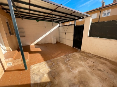 Venta de casa con terraza en Valdeaveruelo