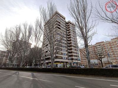 Alquiler de piso en avenida De Sancho El Fuerte de 3 habitaciones con terraza y garaje