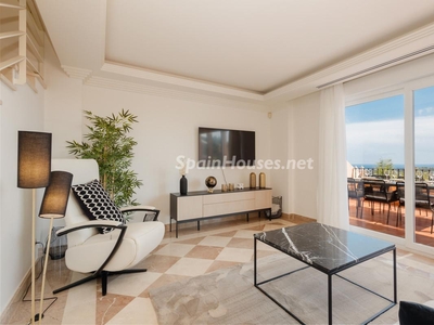 Apartamento ático en venta en Las Brisas, Marbella