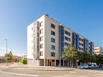 Ático en venta en Buztintxuri de 2 habitaciones con terraza y garaje