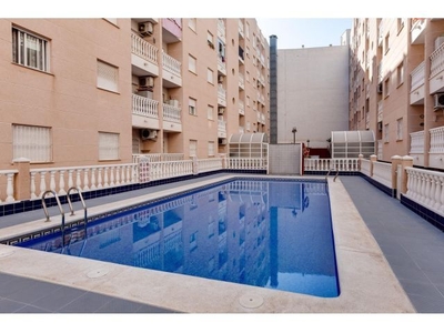 Bonito apartamento, garaje y piscina en Torrevieja