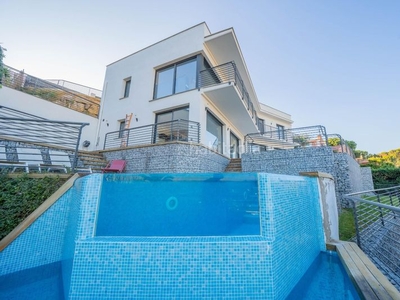 Casa con 5 habitaciones con ascensor, parking, piscina, calefacción y aire acondicionado en Arenys de Mar