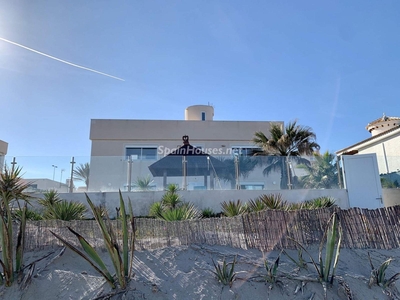 Villa en venta en Playa de las Gaviotas-El Pedrucho, La Manga del Mar Menor