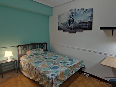 Alquiler de habitaciones en apartamento de 5 habitaciones en Casco Histórico