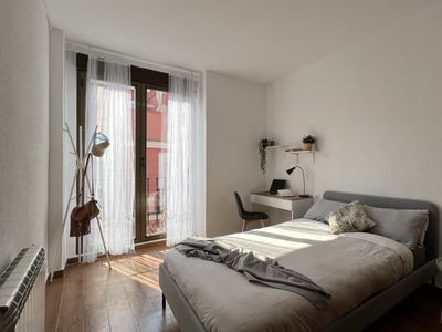 Habitación con balcón en piso de 9 habitaciones en Malasaña, Madrid