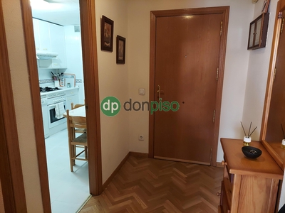 Piso en venta. Piso en urbanización con piscina, zona infantil y jardines en el barrio del Ensanche, con plaza de garaje incluida.