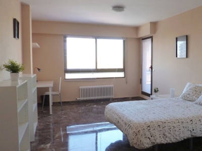 Se alquila habitación en piso de 5 habitaciones en Zaragoza