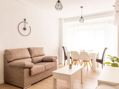 Alquiler de apartamento en calle Bartolome Reus de 4 habitaciones con muebles y calefacción