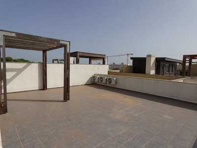 Alquiler de ático en calle Pinar de 2 habitaciones con terraza y piscina
