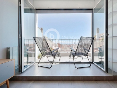 Alquiler de ático en La Sagrada Família de 2 habitaciones con terraza y muebles