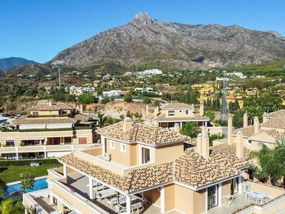 Alquiler de ático en Lomas de Marbella Club - Puente Romano de 4 habitaciones con terraza y piscina
