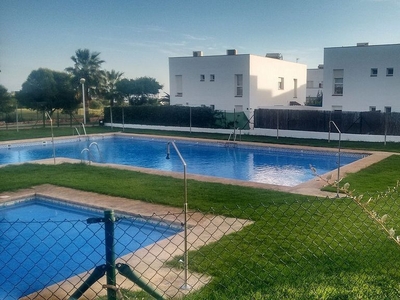 Alquiler de piso en avenida Jj Mm Almeria de 3 habitaciones con terraza y piscina